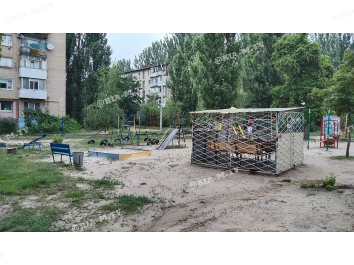 В Мелитополе во дворе замуровали место для «козлятников» (фото)